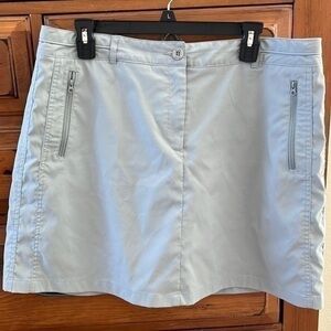 Nivo Women’s gray skort with zipper pockets size 14 preloved